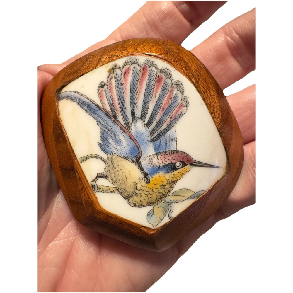 Vintage Wood Framed Porcelain Hummingbird Brooch Pendant Wearable Art - Picture 6 of 6